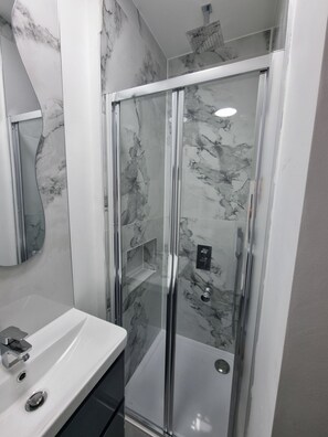 Dusche, Haartrockner, Handtücher