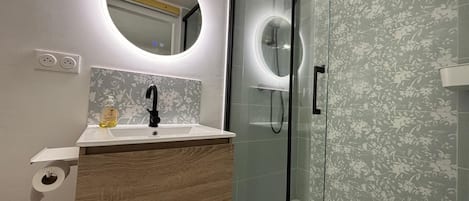 Dusche, Haartrockner, Handtücher, Toilettenpapier