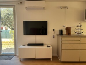 Interior - Comfortable, fully-equipped studio just a stone's throw from downtown! (Six-Fours-les-Plages)