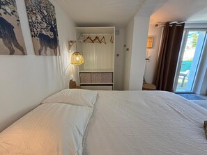 WiFi, bed sheets - Comfortable, fully-equipped studio just a stone's throw from downtown! (Six-Fours-les-Plages)