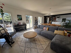 Chimenea, tenis de mesa, libros y estéreo 