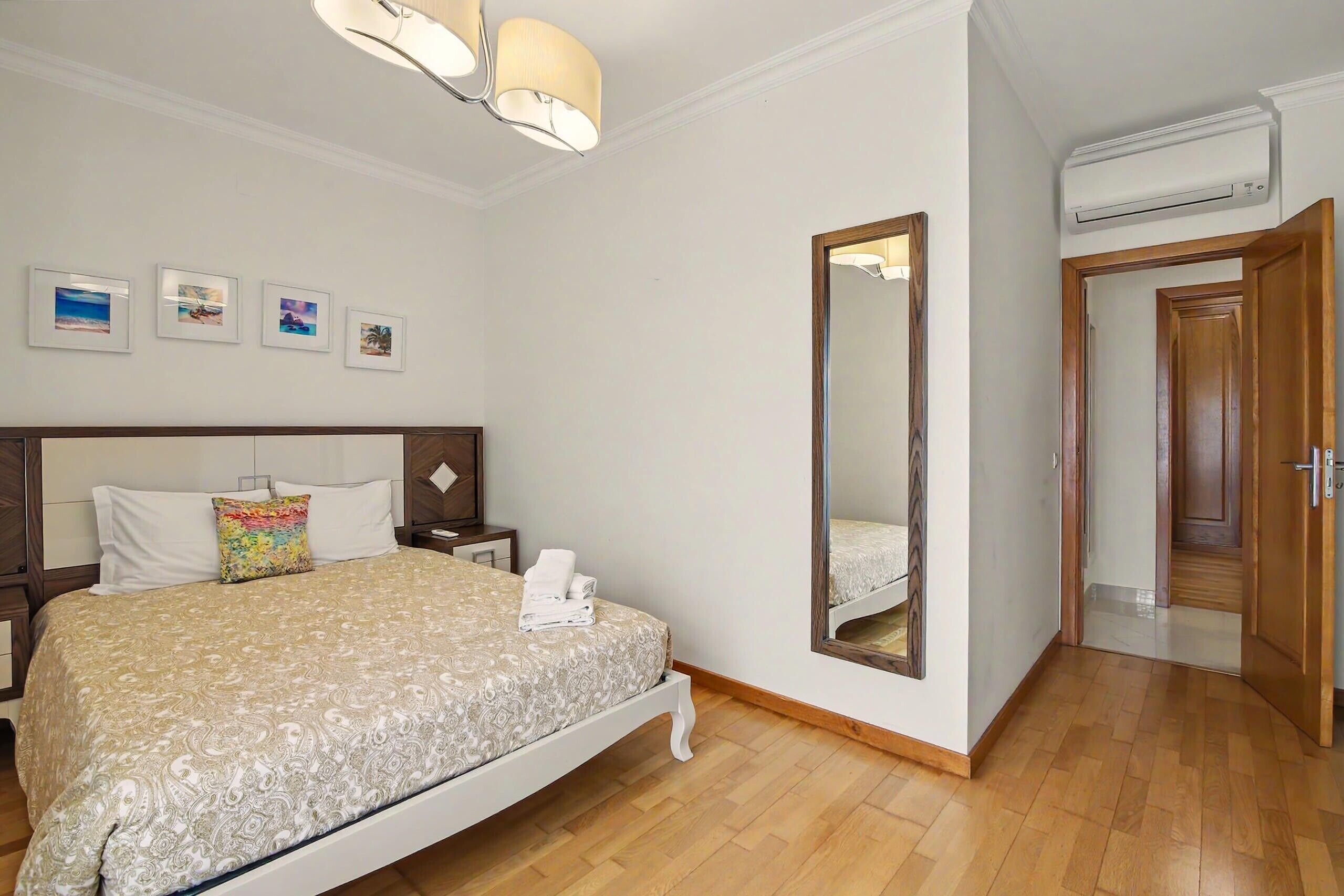 3 bedrooms, iron/ironing board, WiFi, bed sheets