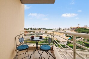 Outdoor dining - Holiday Home 'Brisa Do Mar Moura Beach' with Shared Pool, Shared Garden and Wi-Fi (Quarteira)