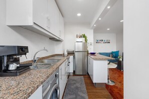 Geladeira, micro-ondas, fogão, cooktop