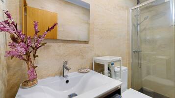 Een douche, handdoeken