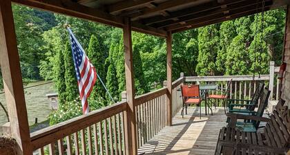 3-bedroom cabin Riverfront Cabin in the New River Gorge National Park & Preserve
