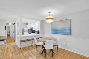 Dining - Renovated Poolside Villa 2BR • Walk to Beach (Hilton Head Island)