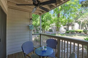 Outdoor dining - Renovated Poolside Villa 2BR • Walk to Beach (Hilton Head Island)