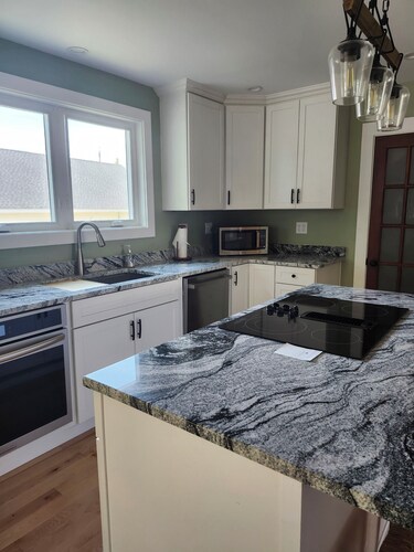 Gorgeous 4-bedroom house in Harrison. Walking distance to 2 public beaches,