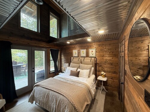 NEW Rustic Lakefront Retreat/Waterfall/5 BR
