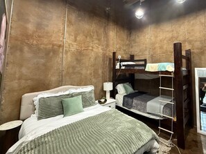 Room - NEW Rustic Lakefront Retreat/Waterfall/5 BR (Jasper)