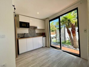 Fridge, microwave, oven, stovetop - Vias - Villa 3 Palmiers -piscine chauffée - 8 pers (Vias)