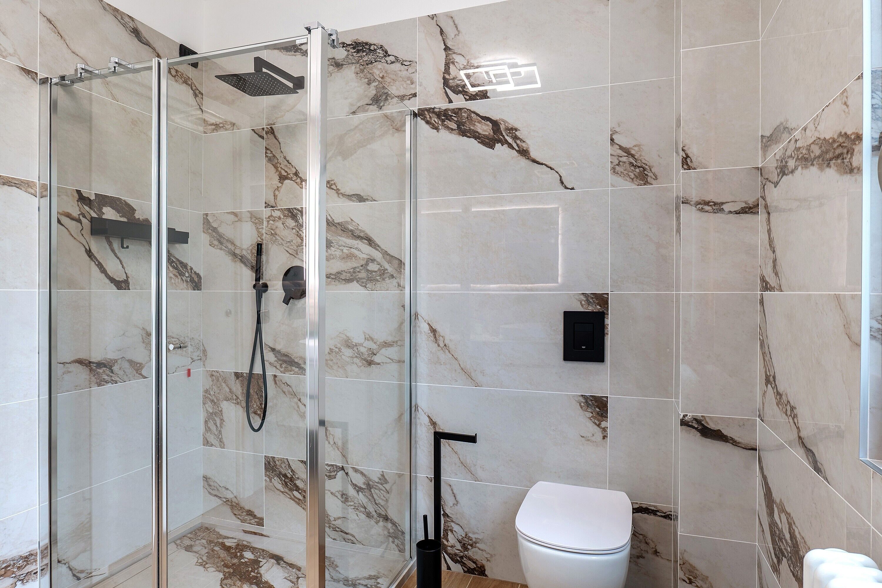 Douche, sèche-cheveux, serviettes fournies