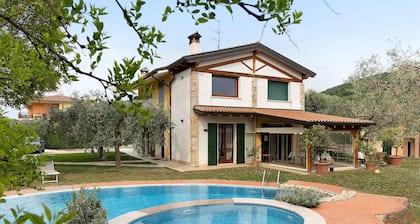 Casa Elisa: Mountain View, Wi-Fi and Air Conditioning near Lake Garda