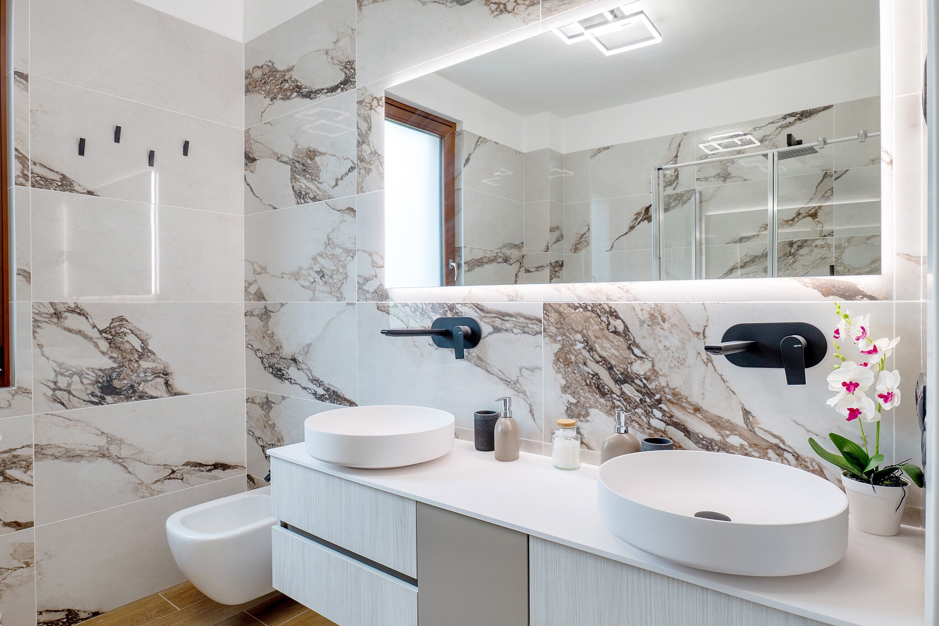 Een douche, een haardroger, handdoeken