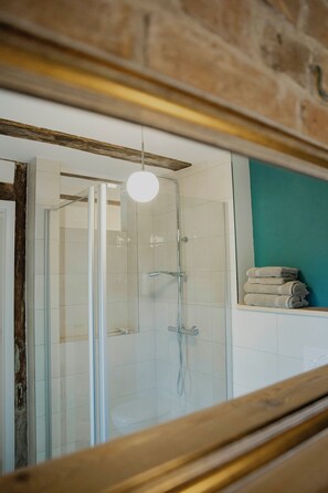 Serviettes fournies, savon, papier toilette