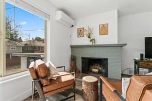 Una televisión, una chimenea