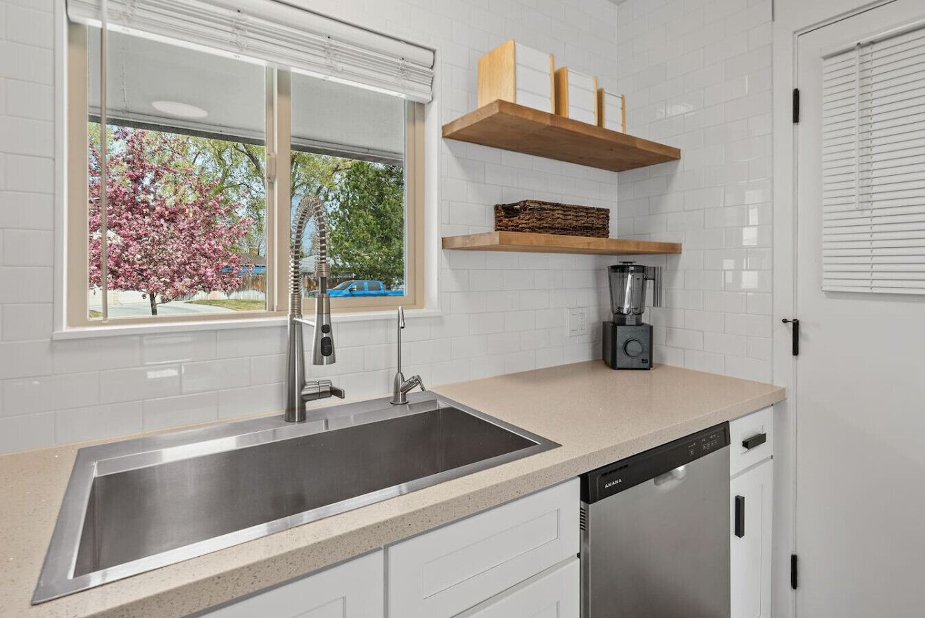 Réfrigérateur, four à micro-ondes, surface de cuisson, lave-vaisselle