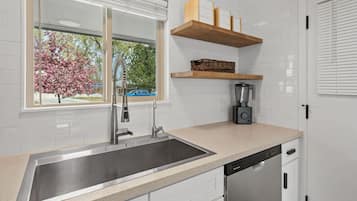 Réfrigérateur, four à micro-ondes, surface de cuisson, lave-vaisselle