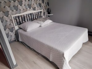 3 chambres, fer et planche à repasser