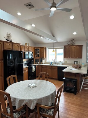 Private kitchen - Beautiful Lakeside Apt between Boston and Cape Cod (Pembroke)