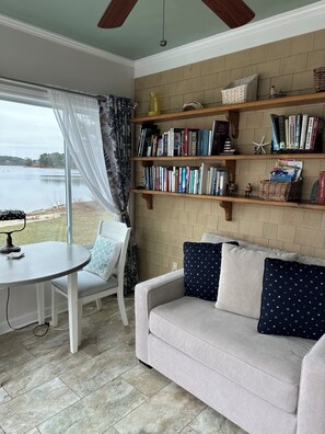 Living area - Beautiful Lakeside Apt between Boston and Cape Cod (Pembroke)
