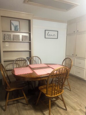 Dining - Duplex Side A- two bedroom pet friendly home in charming Pasadena (Pasadena)