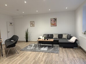 Living area - Spacious 3-room apartment for up to 4 people in Bad Zwischenahn. The approx. 60 m², stylishly furnished 3-room apartment for up to 4 people is located on the Klosterhof Aue, right in the heart of Bad Zwischenahn. (Bad Zwischenahn)