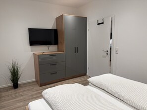 2 bedrooms, free WiFi, bed sheets, wheelchair access - Spacious 3-room apartment for up to 4 people in Bad Zwischenahn. The approx. 60 m², stylishly furnished 3-room apartment for up to 4 people is located on the Klosterhof Aue, right in the heart of Bad Zwischenahn. (Bad Zwischenahn)