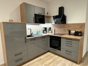 Fridge, microwave, stovetop, dishwasher - Spacious 3-room apartment for up to 4 people in Bad Zwischenahn. The approx. 60 m², stylishly furnished 3-room apartment for up to 4 people is located on the Klosterhof Aue, right in the heart of Bad Zwischenahn. (Bad Zwischenahn)