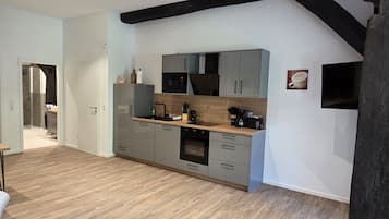 Wasserkocher mit Kaffee-/Teezubehör, Kühlschrank, Mikrowelle, Herdplatte