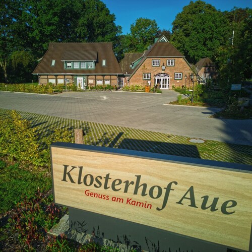 Spacious 3-room apartment for up to 3 people in Bad Zwischenahn. The approx. 60 m², stylishly furnished 3-room apartment for up to 3 people is located on the Klosterhof Aue, right in the heart of Bad Zwischenahn.