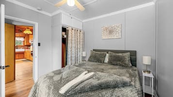 Basic Cabin, Lake View