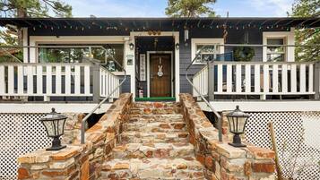 Basic Cabin, Lake View | Exterior detail