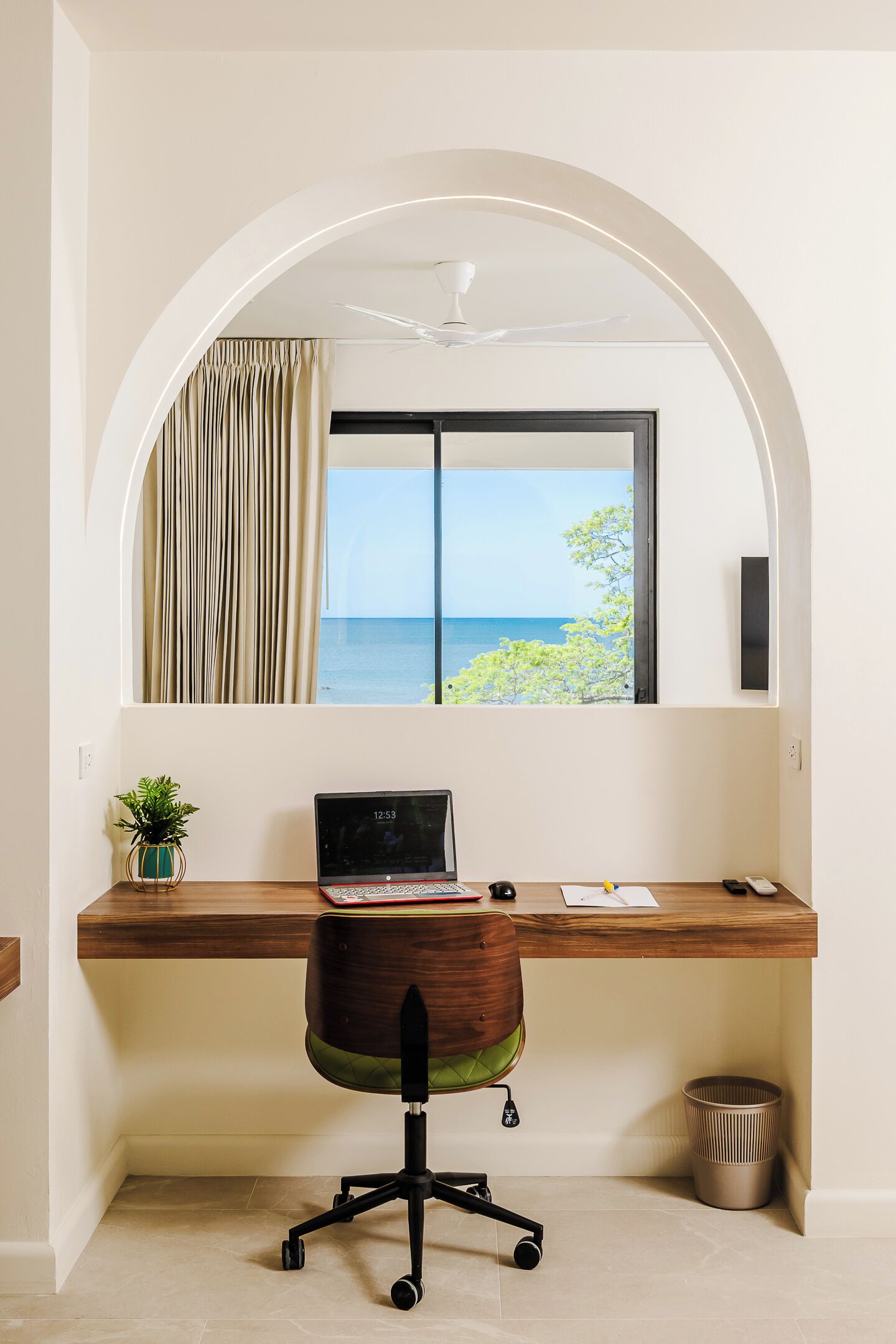 Superior Suite, Balcony, Beach View | Interior