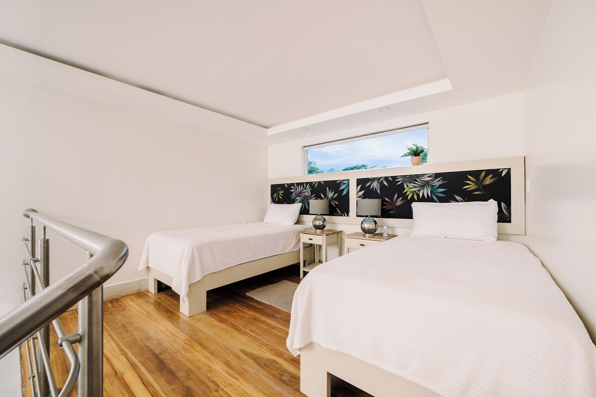 Habitación Confort con 2 camas individuales, vista parcial al océano | Caja de seguridad en la habitación, wifi gratis y ropa de cama 