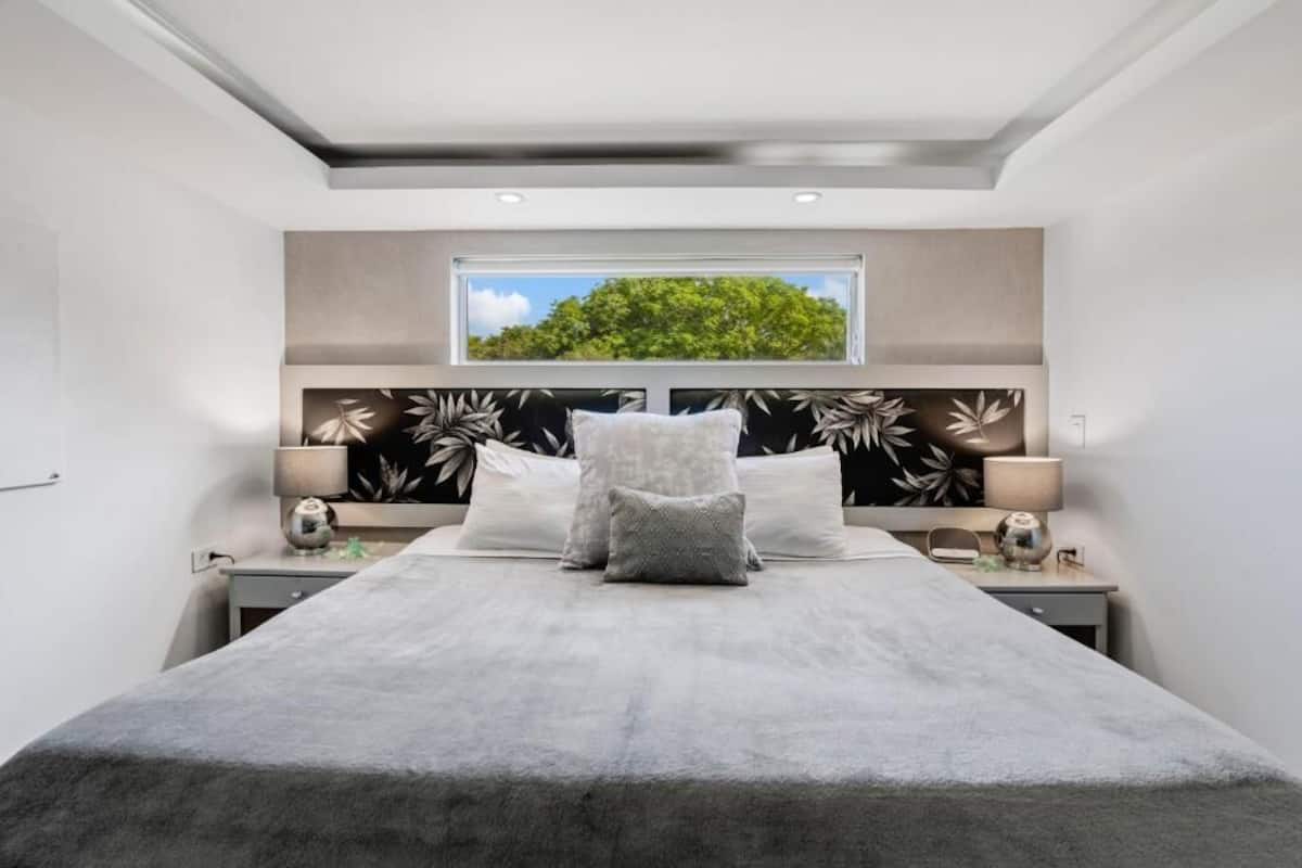 Comfort Double Room, 1 King Bed, Partial Ocean View