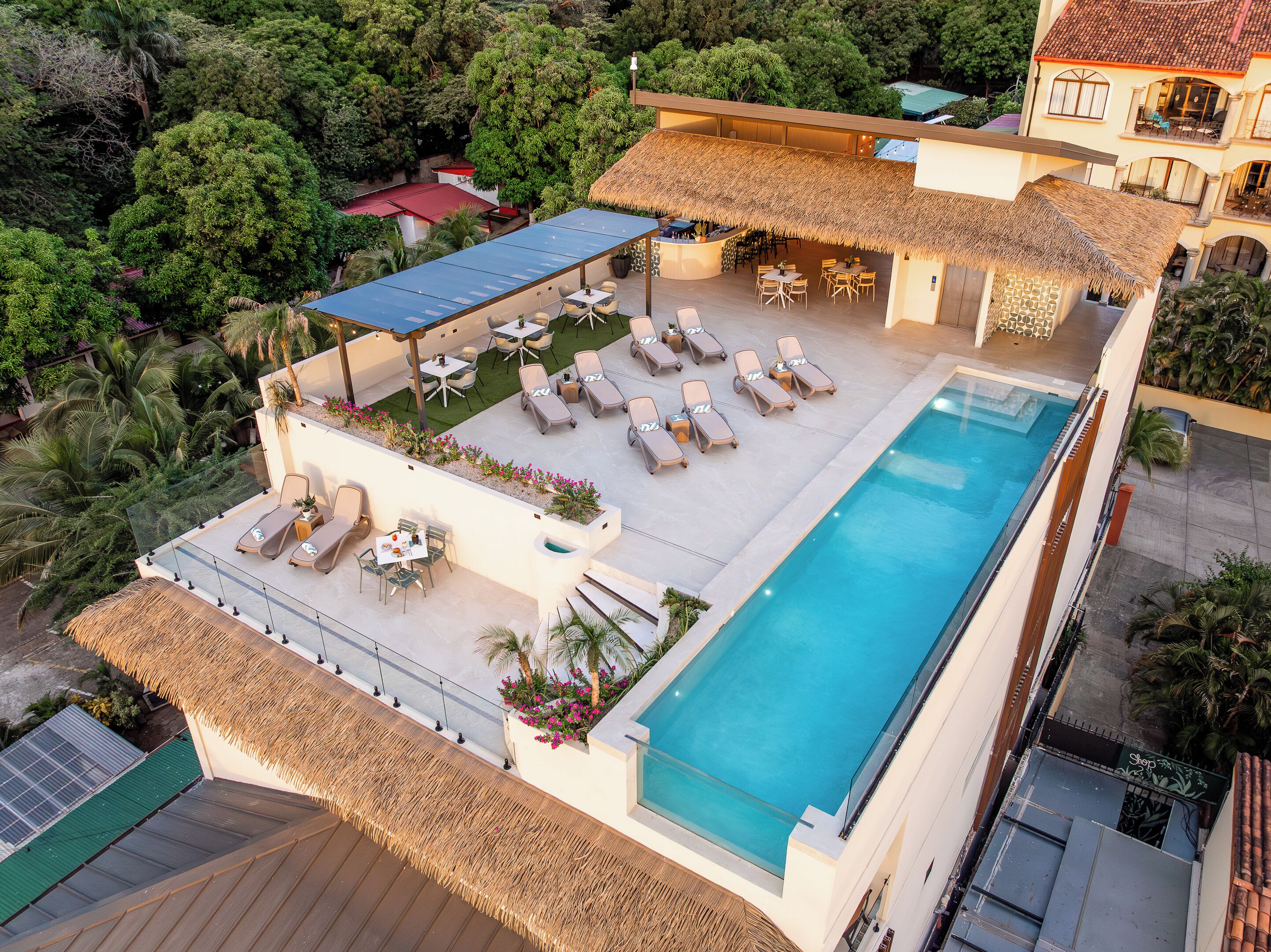 Una piscina al aire libre
