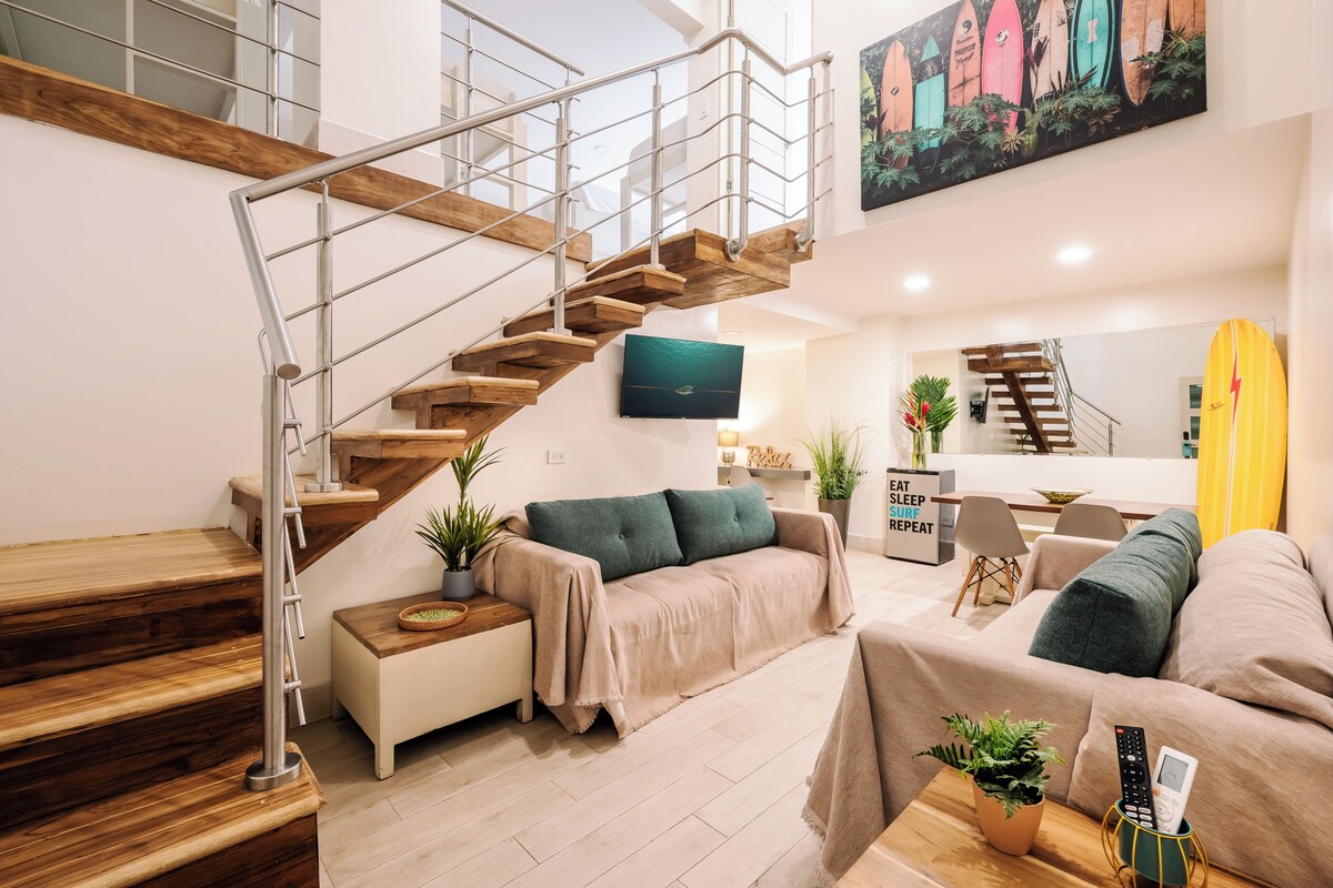 Loft familiar, vista parcial al mar | Área de sala de estar | Televisión de 45 pulgadas con canales digitales 