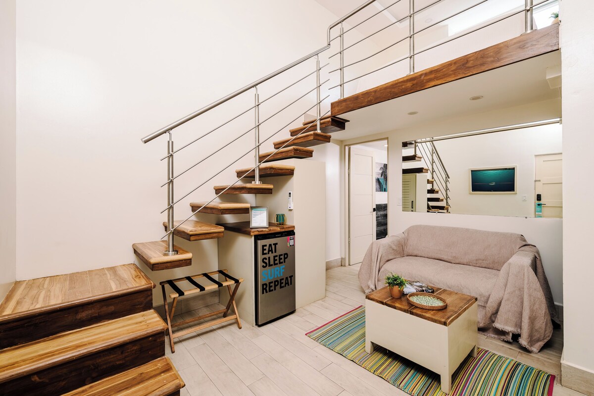 Habitación doble Confort, 1 cama King size, vista parcial al océano | Área de sala de estar | Televisión de 45 pulgadas con canales digitales 