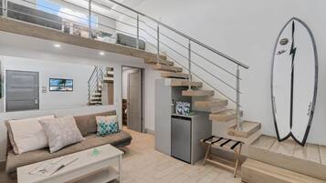 Habitación Confort con 2 camas individuales, vista parcial al océano | Área de sala de estar