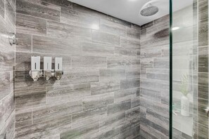 Comfort tweepersoonskamer, 1 kingsize bed, gedeeltelijk uitzicht op oceaan | Badkamer | Handdoeken, zeep, shampoo, toiletpapier