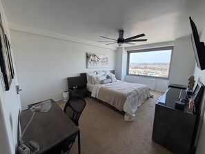 Room - Cozy 1-bedroom condo in beautiful Pittsburgh with AC available for NFL Draft (Pittsburgh)