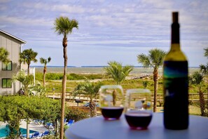 Outdoor dining - Harbor Hideaway …just steps to the beach and pool! (Harbor Island)