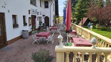 Doppelzimmer, Gartenblick | Speisen im Freien