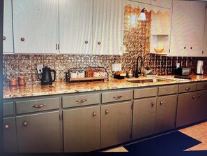 Private kitchen - Charming 2-bedroom cottage in Crane, MO (Crane)