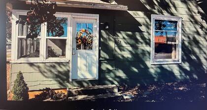 Charming 2-bedroom cottage in Crane, MO