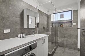 Apartment | Bathroom - Comfortable Stay Near Melbourne's West End (Melbourne)