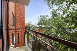 Apartment | Balcony - Comfortable Stay Near Melbourne's West End (Melbourne)