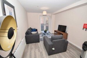 TV, offices - Bright & Spacious 2 Bed Apartment in Manchester (Manchester)